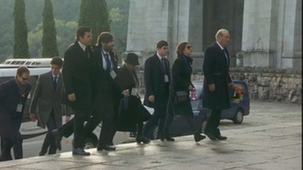 Los familiares de Franco acceden a la basílica para asistir a la exhumación