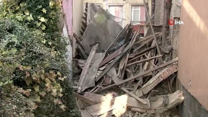 Fatih'te 3 katlı bir binanın arka kısmı tamamen çöktü