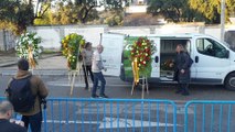 Llegan coronas de flores en la inhumación de Franco
