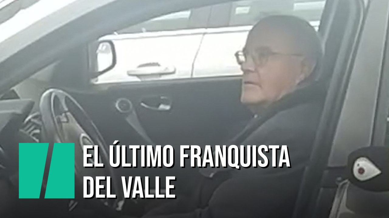 Un hombre pone banda sonora y aparca su coche con el himno frente al Valle de los Caidos