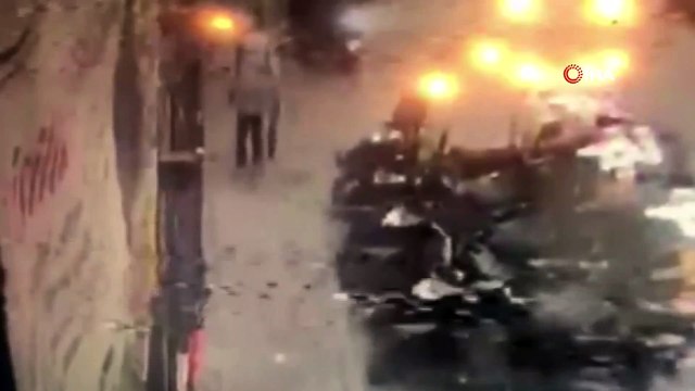 11 yaşındaki çocuktan gururlandıran hareket...Yerde gördüğü Türk bayrağını yerden alıp öptü, demir korkuluklara astı