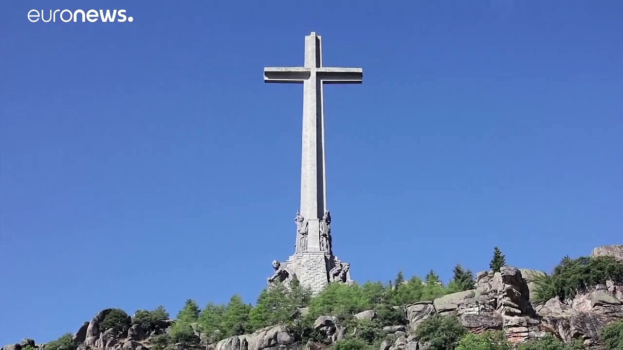 L'Espagne exhume le dictateur Francisco Franco de son mausolée monumental situé près de Madrid - VIDEO
