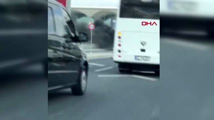Minibüsteki yangın, polis aracına sıçradı
