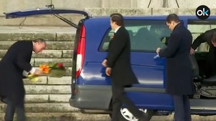 Francis Franco entra en el Valle de los Caídos con una bandera de España con el escudo franquista