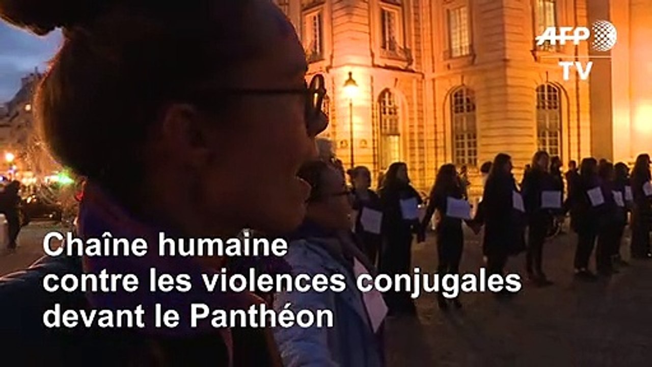Violences conjugales: chaîne humaine devant le...