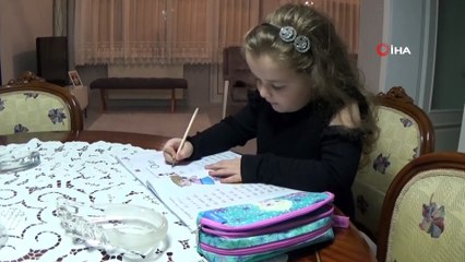 Minik öğrenci harçlıklarını Mehmetçiklere bağışladı