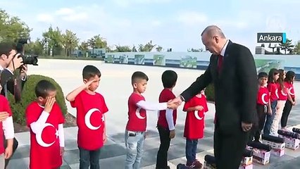 Öürenciler Erdoğan'ı asker selamı ile karşıladı