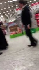 Oh la honte une beurette qui se fait fouiller dans un supérette et quelle surprise