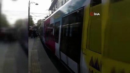 Tramvaya asılan çocukların tehlikeli yolculuğu yürekleri ağza getirdi