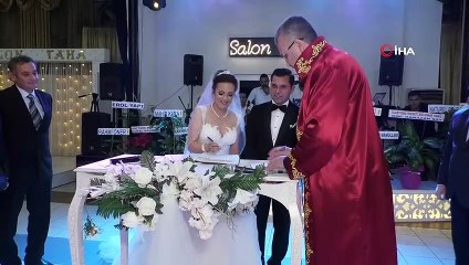 Gelin ve damattan asker selamı