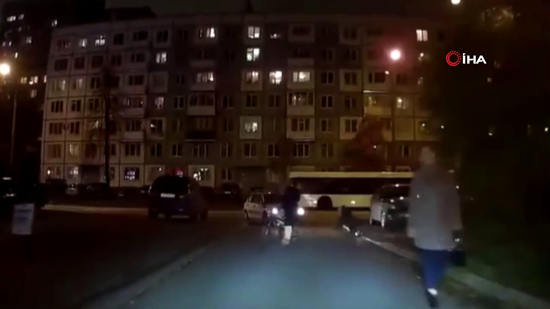 Rusya'da çocuğunu bisikletine bağlayan anne tepki çekti- Anne kaza yapınca  çocuk sürüklendi - Dailymotion Video