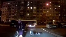 Rusya'da çocuğunu bisikletine bağlayan anne tepki çekti