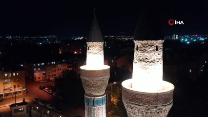 Gök Medrese gece görüntüsüyle de hayran bırakıyor