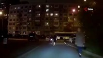 Rusya'da scooter'daki çocuğunu bisikletine bağlayan anne tepki çekti; inceleme başlatıldı