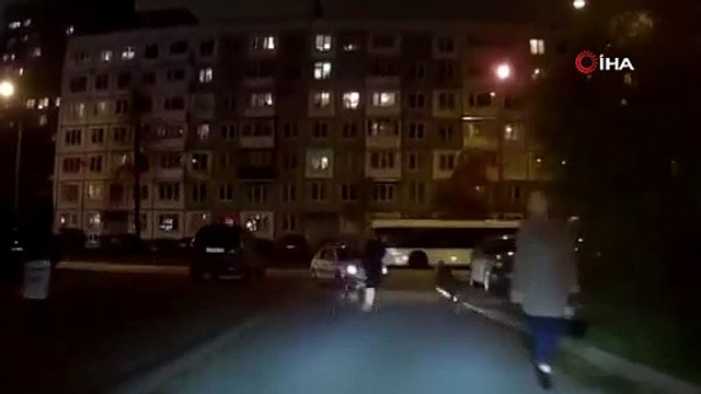 Rusya'da scooter'daki çocuğunu bisikletine bağlayan anne tepki çekti; inceleme başlatıldı