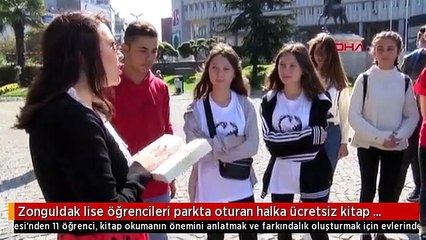 Zonguldak lise öğrencileri parkta oturan halka ücretsiz kitap dağıttı