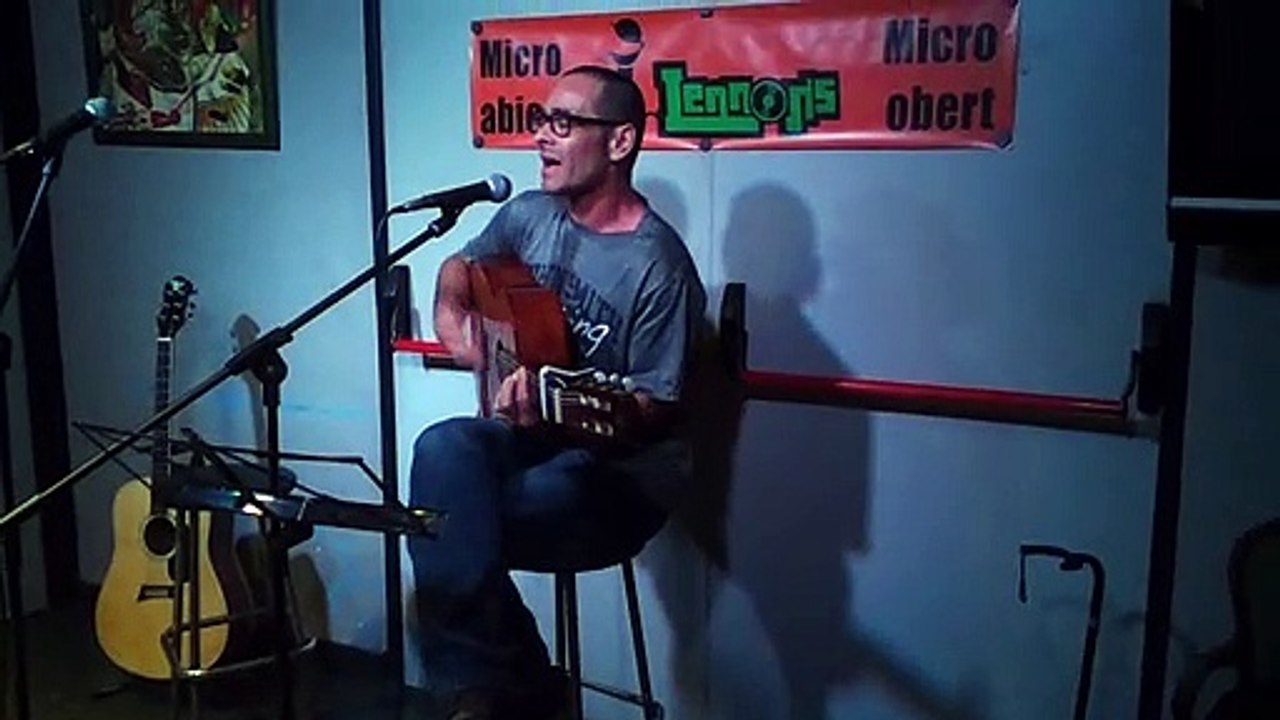 Radio cita con luna  en el Lennon ´s  Club