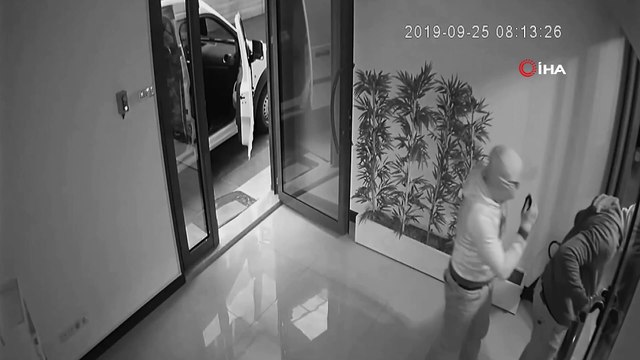 Üsküdar’da maskeli hırsızlara alarm engeli...Demir kesme makasıyla iş yerine giren maskeli hırsızlar böyle kaçtı