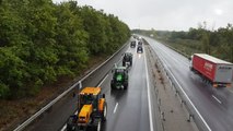 Les agriculteurs sur l'autoroute A72 à la sortie de Feurs en direction du péage de Veauchette