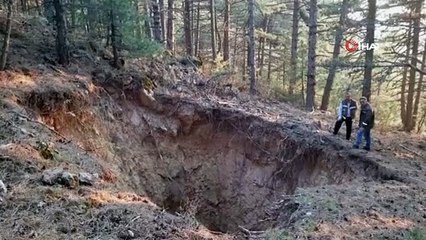 Spil Dağı zirvesinde obruk oluştu