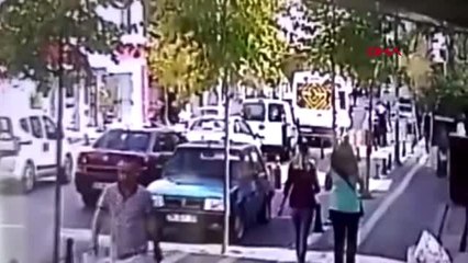 Büyükçekmece'de 3 yaşındaki kız çocuğu servis minibüsünün altında can verdi -1