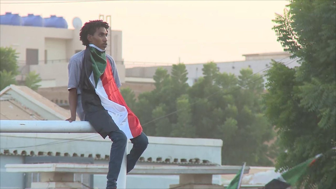 مسيرات في السودان تطالب بترسيخ الحكم المدني وحل حزب المؤتمر الوطني
