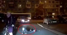 Rusya'da bir anne, scooter üstündeki çocuğunu iple bisiklete bağladı