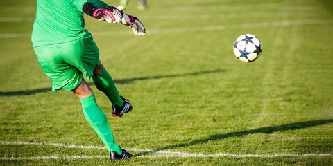 Este portero marca un golazo de tiro libre a lo Messi con un disparo 'a control remoto'