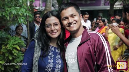 ডেনিম জিন্স থেকে ডেনিম জ্যাকেট বা ডেনিম কুর্তা, কোয়েল মল্লিকের থেকে শিখে নিন ডেনিম দিয়ে স্টাইল ফান্ডা