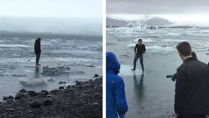 Un touriste marche sur la glace pour une photo malgré l'interdiction et se retrouve à la dérive
