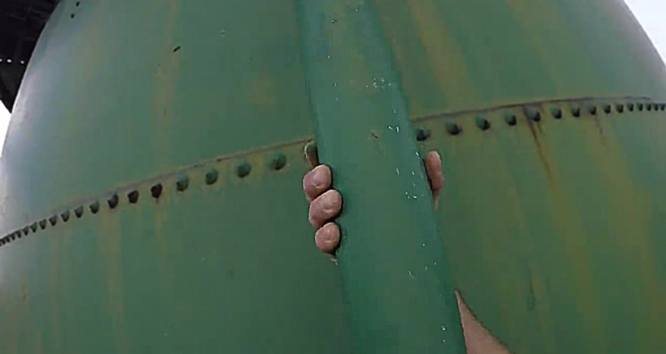 Il monte un château d'eau abandonné à New York de 60 mètres en passant par un tuyau