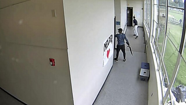 Un professeur de sport désarme un élève avec un fusil à pompe dans un lycée