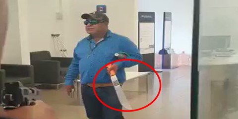 Este tipo llega armado a un banco de México y toma rehenes amenazando con explotar una bomba, pero acaba abatido por la Policía