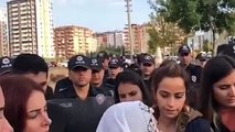 Diyarbakır Kayapınar Belediyesi önünde bekleyen HDP'lilere polis müdahalesi