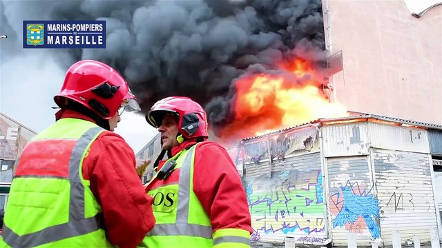 Le feu a ravagé 300 m2 au marché aux puces de Marseille