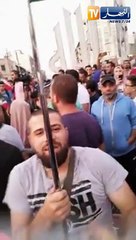 لبناني يتظاهر حاملا العلم الجزائري .. يرسل تحية حب للجزائر و كل الجزائريين