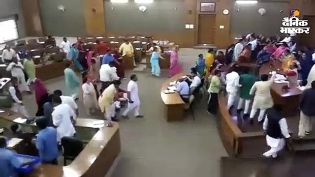 भोपाल नगर निगम को दो भागों में बांटने का प्रस्ताव खारिज; परिषद की बैठक में जमकर हंगामा