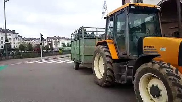 Manifestation des agriculteurs : arrivée des tracteurs devant la préfecture à Epinal