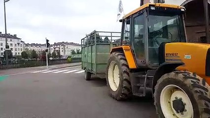 Manifestation des agriculteurs : arrivée des tracteurs devant la préfecture à Epinal