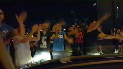 Des manifestants libanais chantent "Baby Shark" à un enfant pour le rassurer