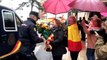 Un grupo de personas recibe con flores y aplausos a los policías que vuelven de Cataluña