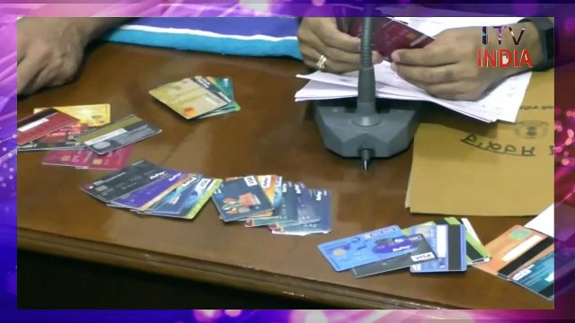 लोगों के एटीएम कार्ड बदली कर निकलवाते थे पैसे,गिरोह के 5 सदस्य काबूलुधियाना पुलिस ने एटीएम कार्ड गिरोह का भंडाफोड़ करते हुए 5 मेंबरों को गिरफ्तार करने में सफलता हासिल की है बता दें कि यह गिरोह भोले भाले लोगों को पैसे निकलवाने के च