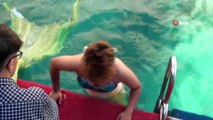 Meme kanserine karşı deniz kızı kostümüyle suya girdiler