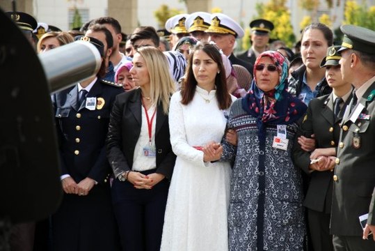 Şehide acı veda: Gelinliğiyle son yolculuğuna uğurladı