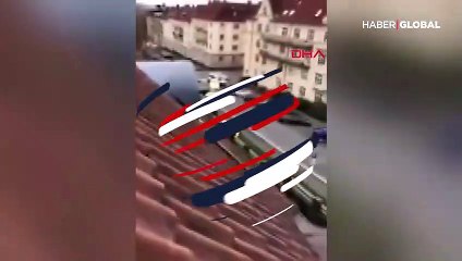 Ambulans çaldı, yayaları ezdi