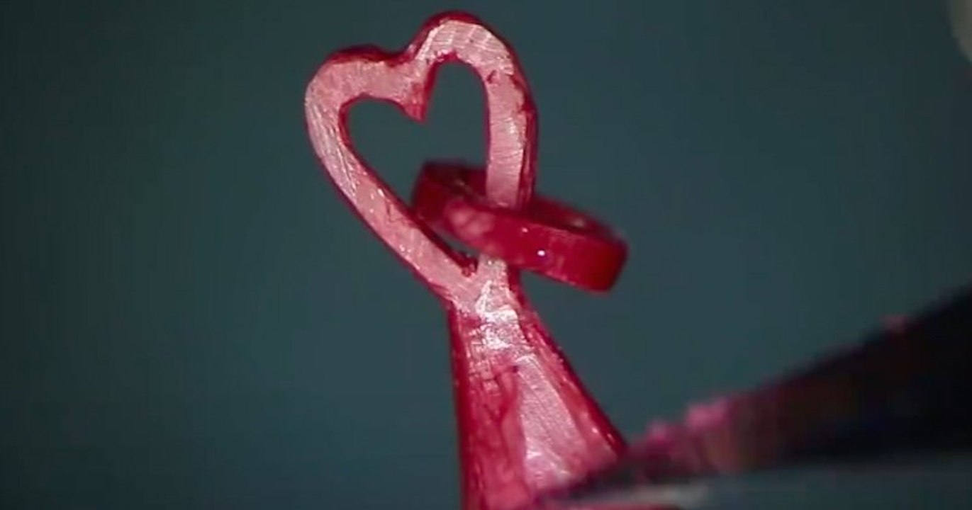 Salavat Fidai, le sculpteur qui crée des œuvres minuscules sur des mines de crayon