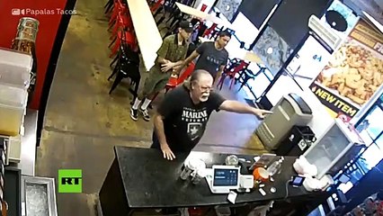 Este cliente de un restaurante de tacos en EE.UU. pierde los estribos por una frase del menú escrita "en mexicano"