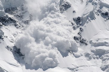 La avalancha de nieve ‘se traga’ hasta la cámara que la graba