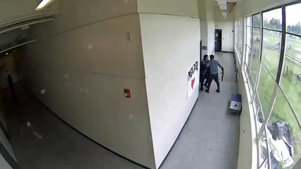 Un professeur arrête un élève armé d’un fusil dans un lycée aux États-Unis