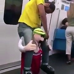 Au vu de son état, son costume insolite lui va comme un gant !